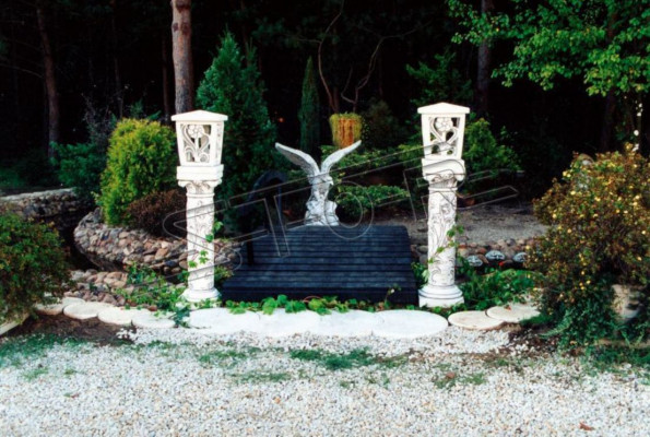 Élégante colonne de jardin sculptée par un designer, support de colonne pour une décoration sculpturale.