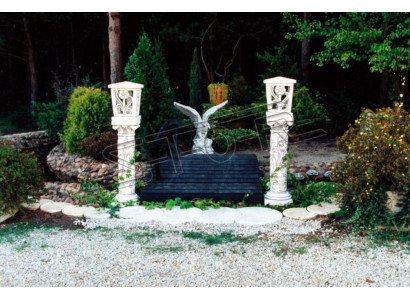 Élégante colonne de jardin sculptée par un designer, support de colonne pour une décoration sculpturale.