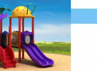 Aire de jeux pour enfants avec toboggan et balançoires