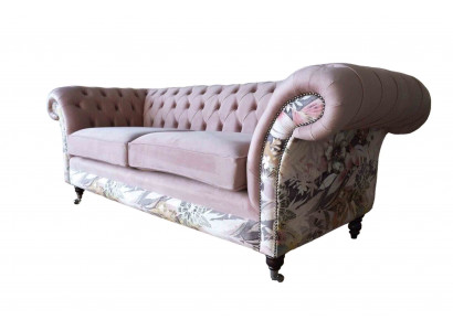 Un canapé Chesterfield trois places vibrant avec un motif floral délicat rose.