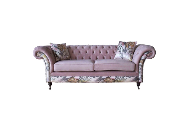 Un canapé Chesterfield trois places vibrant avec un motif floral délicat rose.