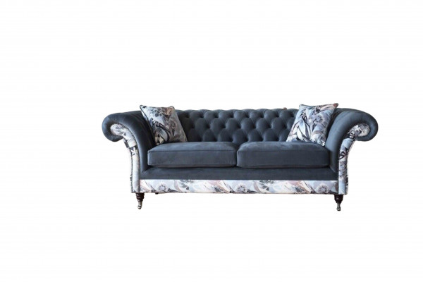 Un canapé trois places remarquable de style Chesterfield avec une délicate décoration florale grise.