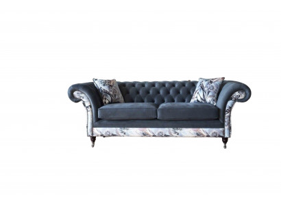 Un canapé trois places remarquable de style Chesterfield avec une délicate décoration florale grise.