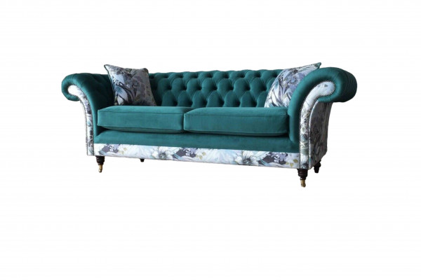 Un canapé Chesterfield trois places vibrant dans une délicate couleur émeraude avec un motif floral.