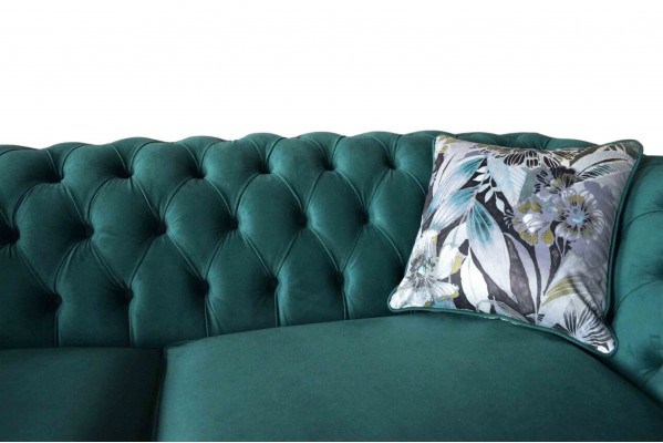Un canapé Chesterfield trois places vibrant dans une délicate couleur émeraude avec un motif floral.