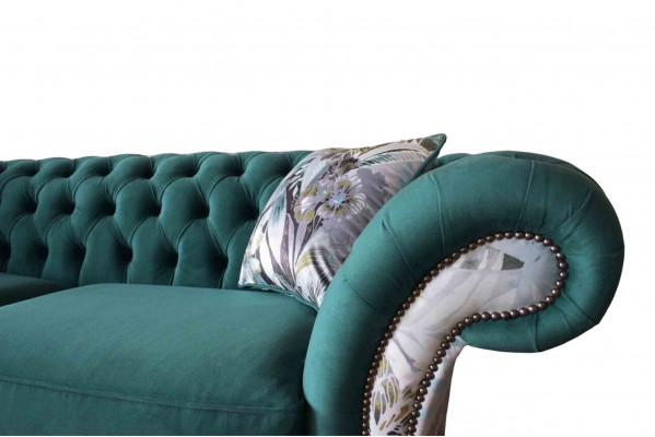 Un canapé Chesterfield trois places vibrant dans une délicate couleur émeraude avec un motif floral.