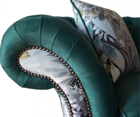 Un canapé Chesterfield trois places vibrant dans une délicate couleur émeraude avec un motif floral.