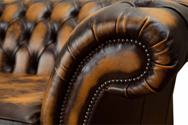 Canapé marron 3 places, design Chesterfield, assise rembourrée en cuir neuf