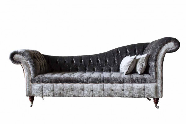 Un luxueux canapé de style Chesterfield classique dans une riche tonalité argentée.