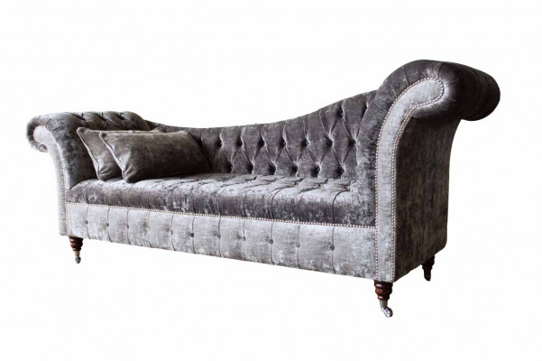 Un luxueux canapé de style Chesterfield classique dans une riche tonalité argentée.