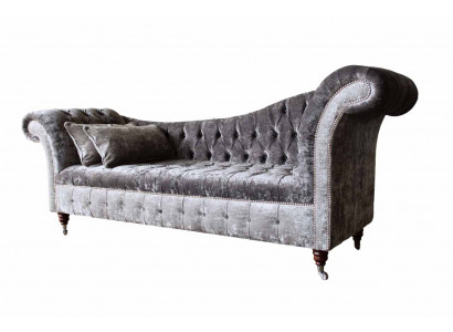 Un luxueux canapé de style Chesterfield classique dans une riche tonalité argentée.