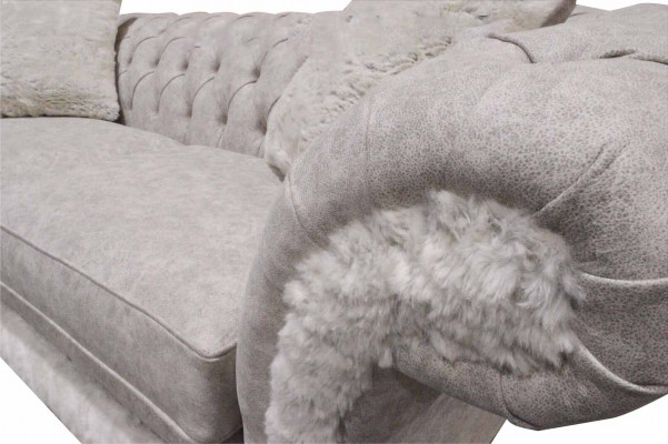 Moderne canapé design trois places en tissu d'ameublement beige Chesterfield pour le salon.