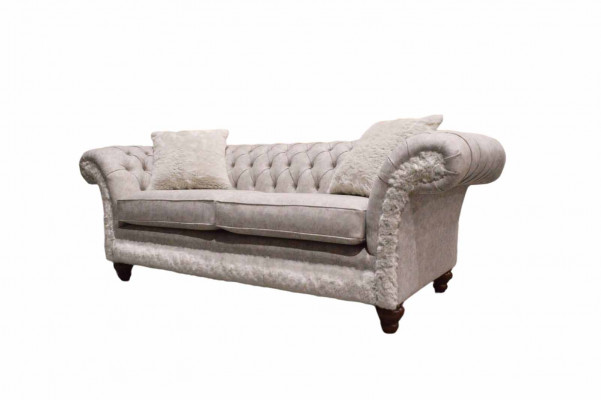 Moderne canapé design trois places en tissu d'ameublement beige Chesterfield pour le salon.