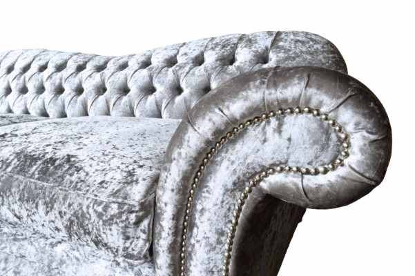 Luxueux canapé Chesterfield classique avec trois places en gris