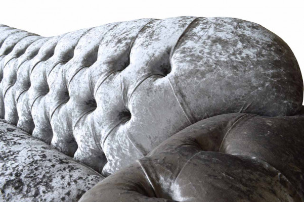 Luxueux canapé Chesterfield classique avec trois places en gris