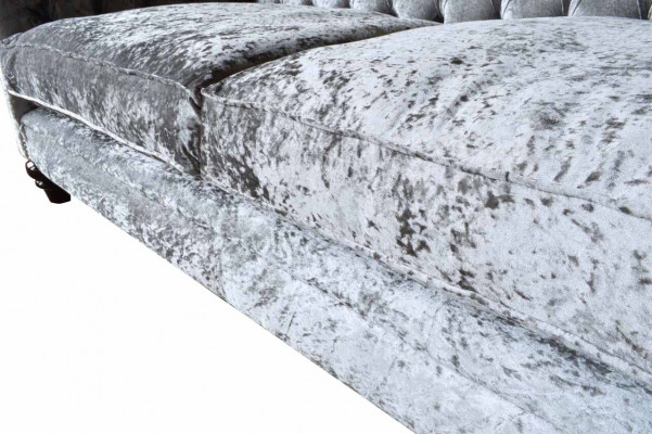 Luxueux canapé Chesterfield classique avec trois places en gris
