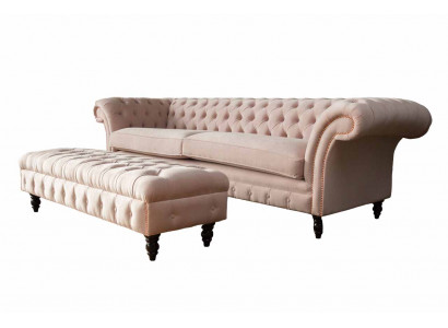 Un canapé Chesterfield luxueux, rose à quatre places, COUSSIN DE SIÈGE INCLUS