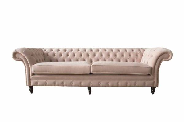Un canapé Chesterfield luxueux, rose à quatre places, COUSSIN DE SIÈGE INCLUS