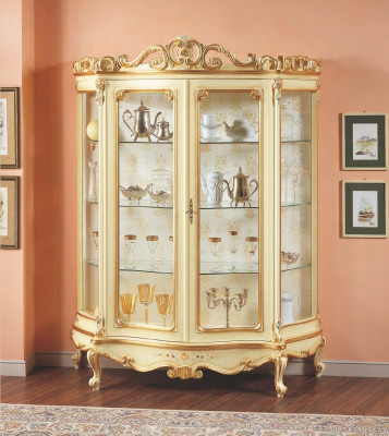 Vitrine en verre avec des sculptures artistiques et un design élégant