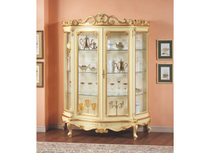 Vitrine en verre avec des sculptures artistiques et un design élégant