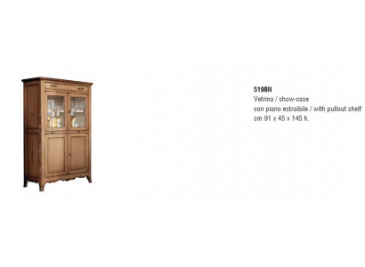 Vitrine classique en bois avec de la verrerie et de nombreuses vitrines en verre.
