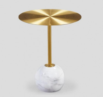 Petite table d'appoint ronde avec étagère, plateaux dorés, design pour salon.