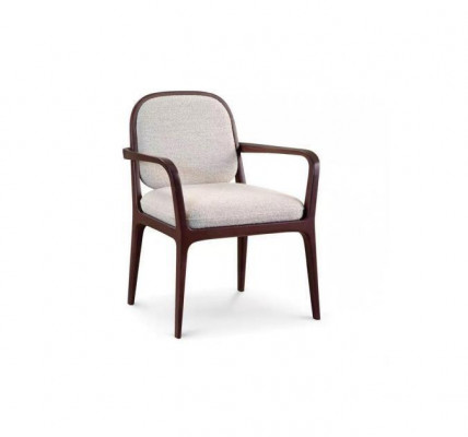 Chaise rembourrée grise de designer. Meubles de salle à manger. Cadre en bois marron. Fauteuil avec accoudoirs.
