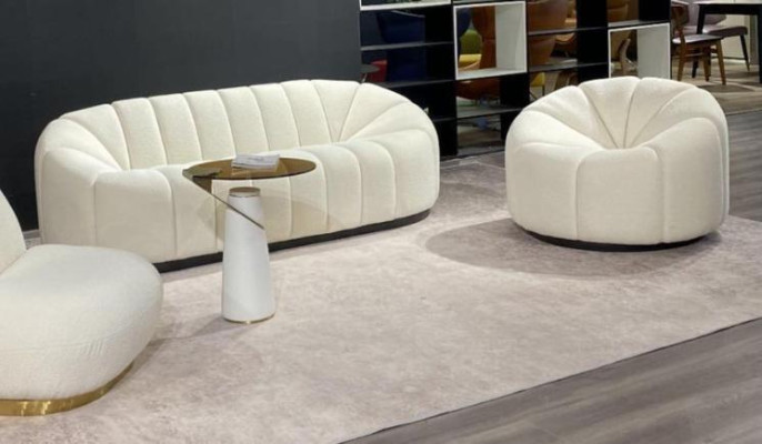 Sofa 3 places exclusif et confortable pour le salon en blanc, moderne, avec 2 fauteuils assortis.