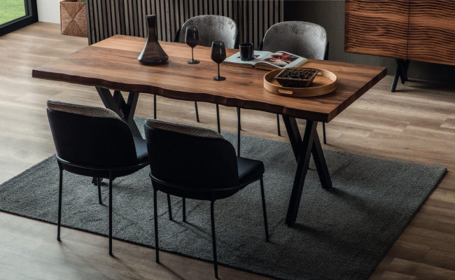 Ensemble de salle à manger brun-noir complet Table à manger en bois de designer Chaises rembourrées