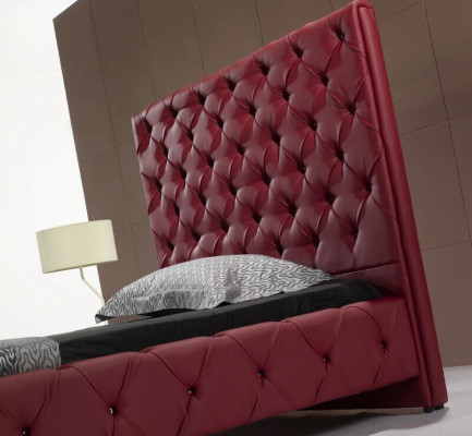 Lit design en cuir Chesterfield. Lits d'hôtel de luxe pour une chambre double.