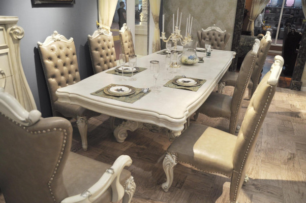 Ancien ensemble de salle à manger blanc Grandes table de salle à manger avec des chaises Chesterfield en cuir