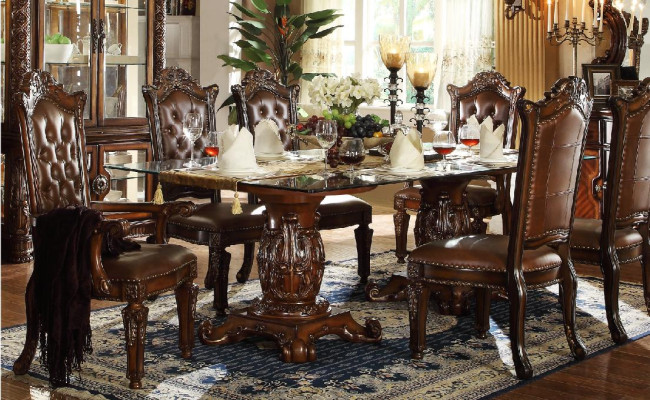 Table de salle à manger classique marron avec 7 chaises Chesterfield en cuir. Ensemble
