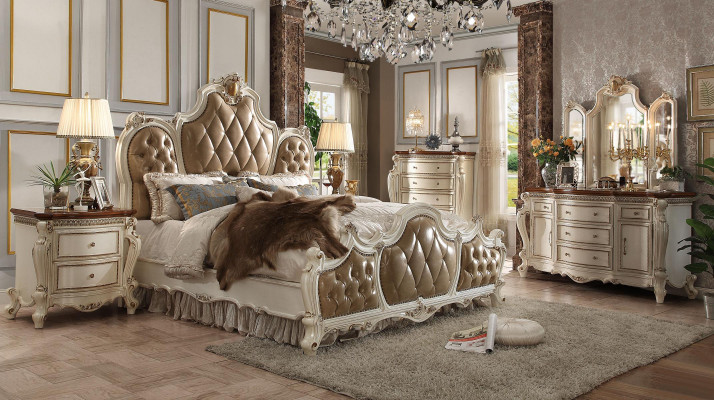 Luxueux lits Chesterfield en cuir, lit de palais royal, lit double d'hôtel.