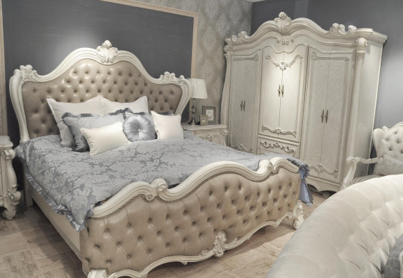 Chambre classique de luxe 4 pièces. Lit, tables de chevet, garde-robe