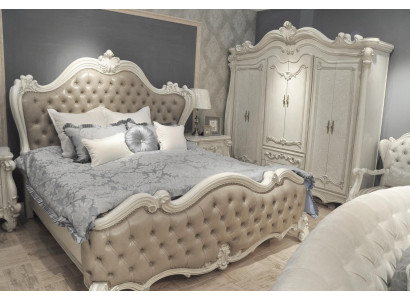 Chambre classique de luxe 4 pièces. Lit, tables de chevet, garde-robe
