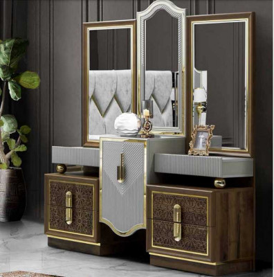 Table de toilette au design moderne avec miroir. Nouvelle luxueuse chambre à coucher.