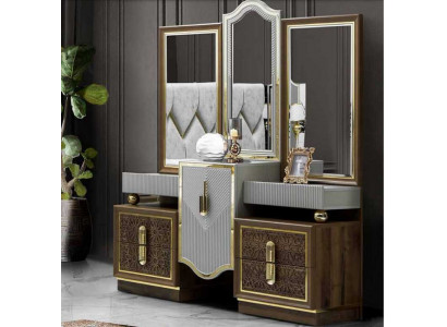 Table de toilette au design moderne avec miroir. Nouvelle luxueuse chambre à coucher.