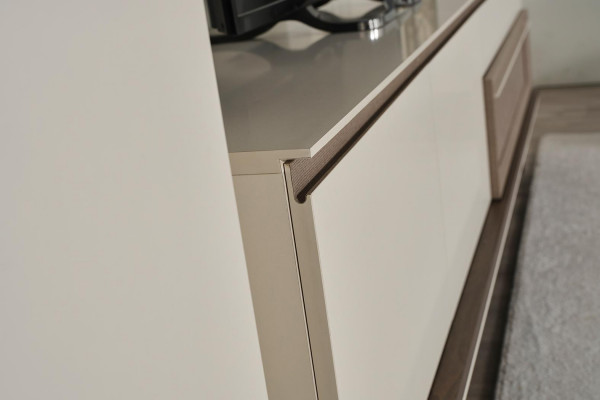 Ensemble de salon blanc avec meuble TV design, vitrine de luxe à LED en bois et étagère.