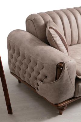 Canapé Chesterfield trois places beige en tissu d'ameublement.