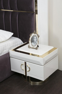Bel ensemble de chambre à coucher de 4 pièces dans un style moderne et une finition blanche laiteuse