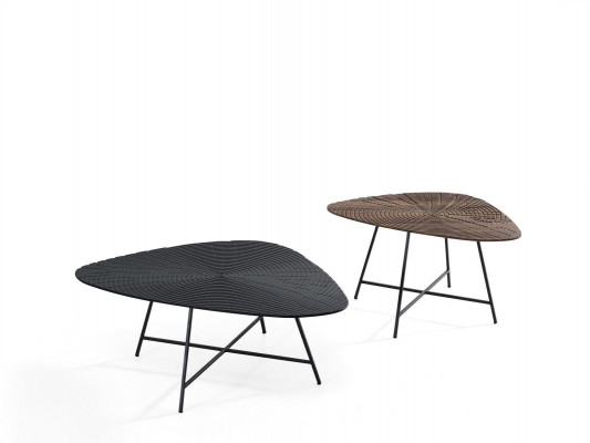 Table basse luxueuse pour le salon avec plateau sculpté.