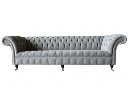 Canapé design Chesterfield 4 places en tissu de luxe.