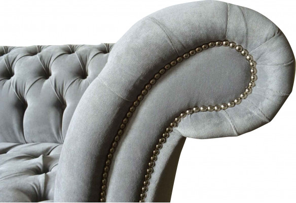 Canapé design Chesterfield 4 places en tissu de luxe.