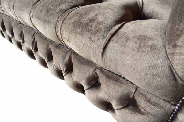 Canapé Chesterfield 3 places en velours taupe de 230cm de long en anglais
