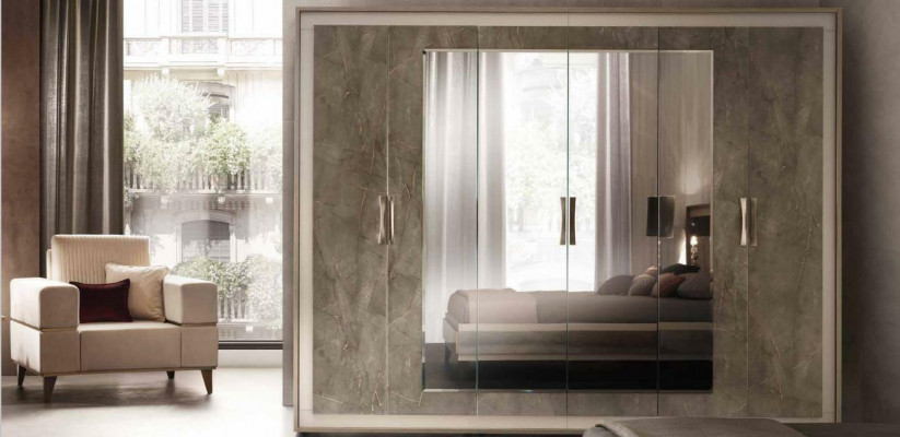 Style d'armoire classique ou antique en bois pour chambre à coucher avec porte-manteau.