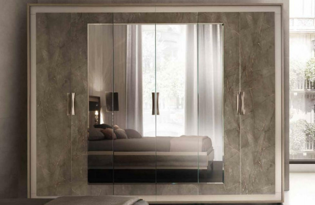 Style d'armoire classique ou antique en bois pour chambre à coucher avec porte-manteau.