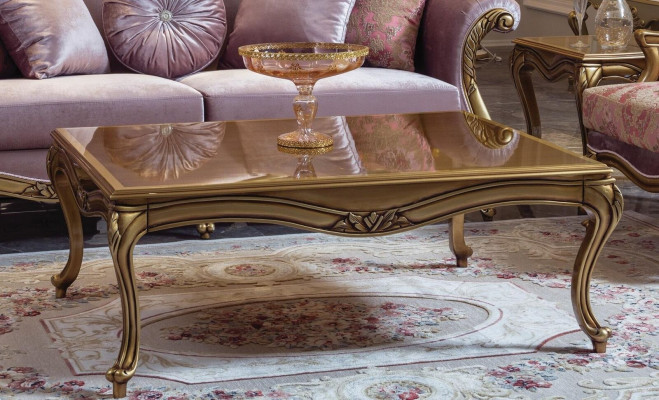 Table basse royale en bois doré avec des accents marron conçue dans le style baroque et rococo.