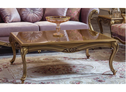 Table basse royale en bois doré avec des accents marron conçue dans le style baroque et rococo.
