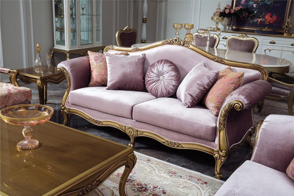 Table basse royale en bois doré avec des accents marron conçue dans le style baroque et rococo.