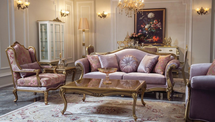 Table basse royale en bois doré avec des accents marron conçue dans le style baroque et rococo.